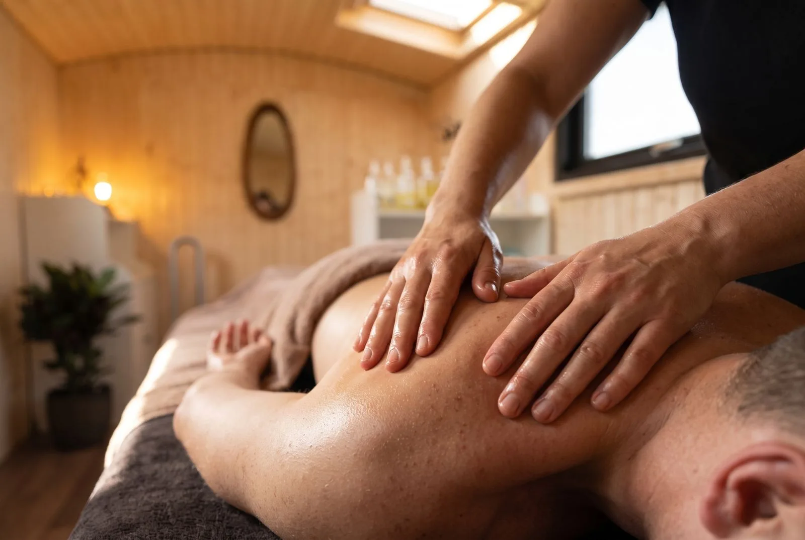 Warme, houten behandelruimte van Damas Massagepraktijk in Vlist