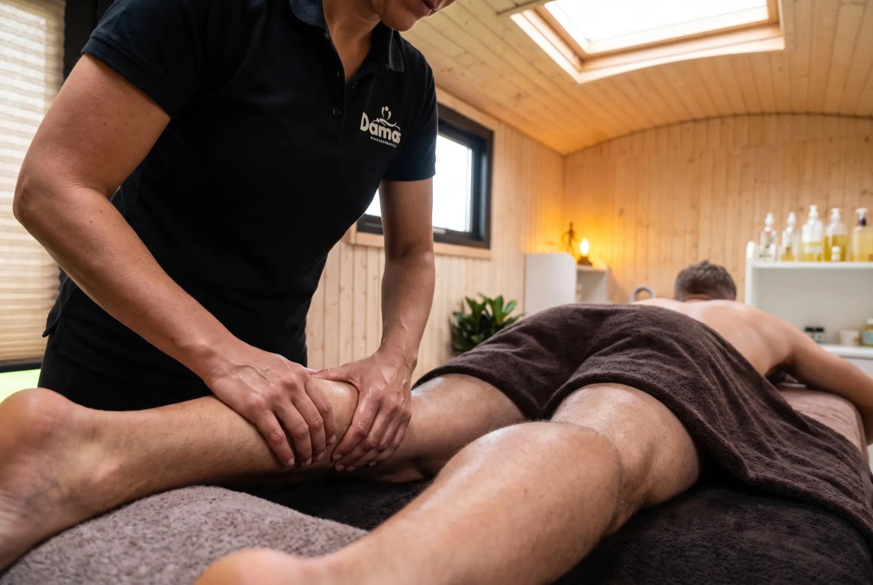 Esther geeft een sportmassage aan het been in de praktijk in Vlist