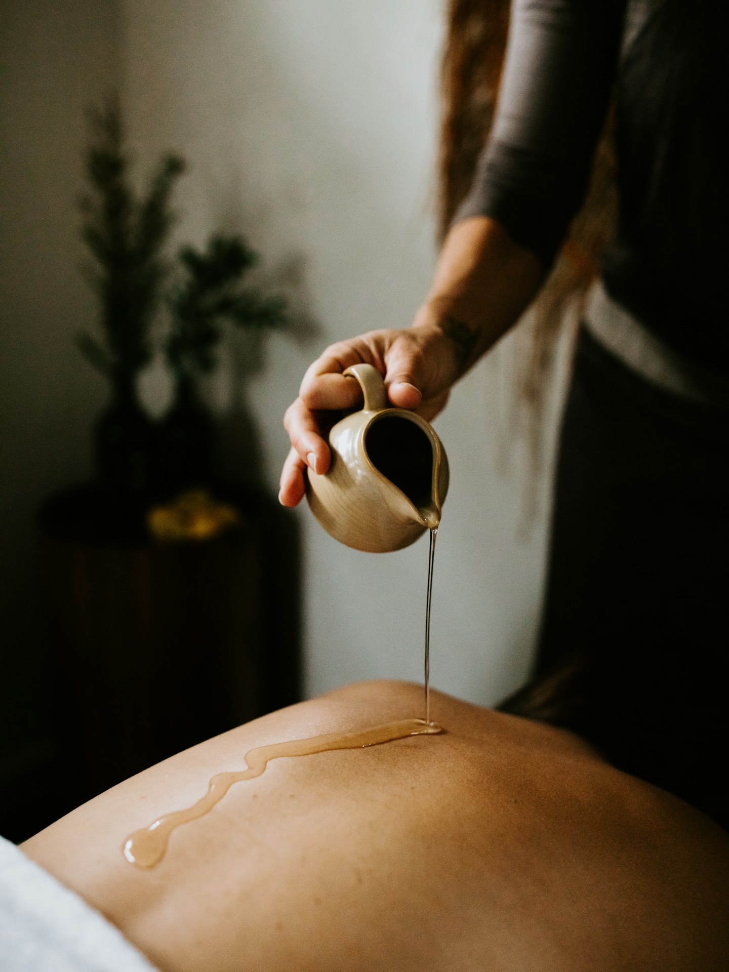 1641354343-spa-dreaming-centre-guest-relaxing-during-body-treatment-vertical-3